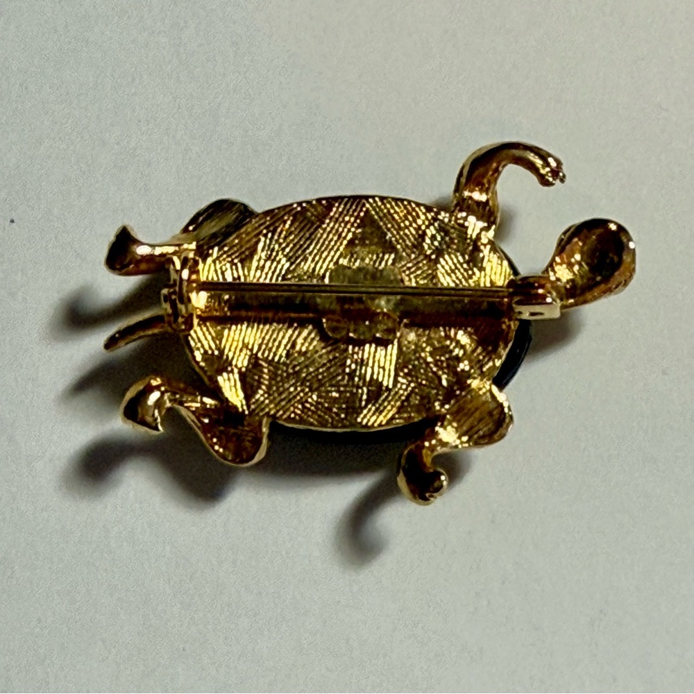 VINTAGE BLACK/ONYX CABOCHON GOLD TONE TURTLE BROOCH/PIN - Picture 6 of 7